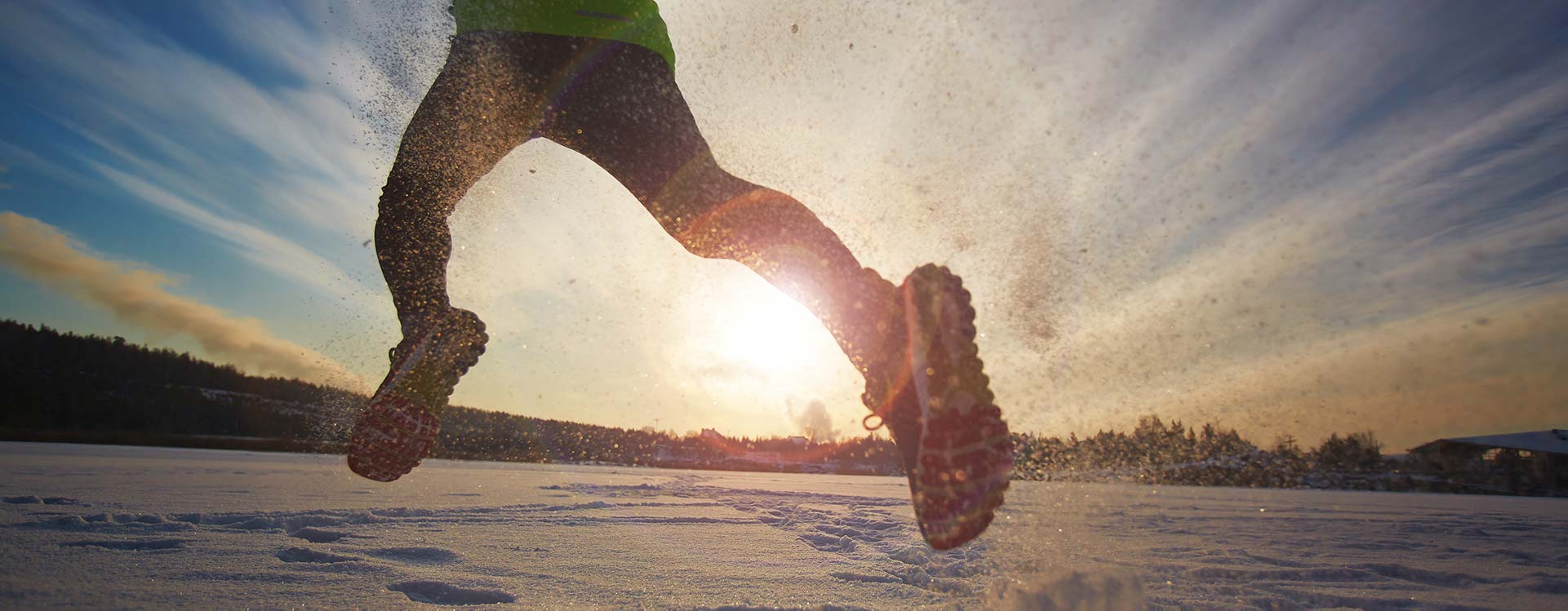 un uomo che corre sulla neve indicata la costanza nell'allenamento e perseveranza nell'attività